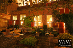 court garden Oude Kerk Amsterdam Night amsterdambynight